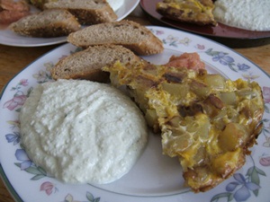 Omelette mit Gurkensoße und rote Rüben Chutney
